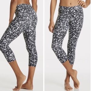 𝅺FABLETICS Mid-Rise Printed PowerHold Capri Galaxy XXS